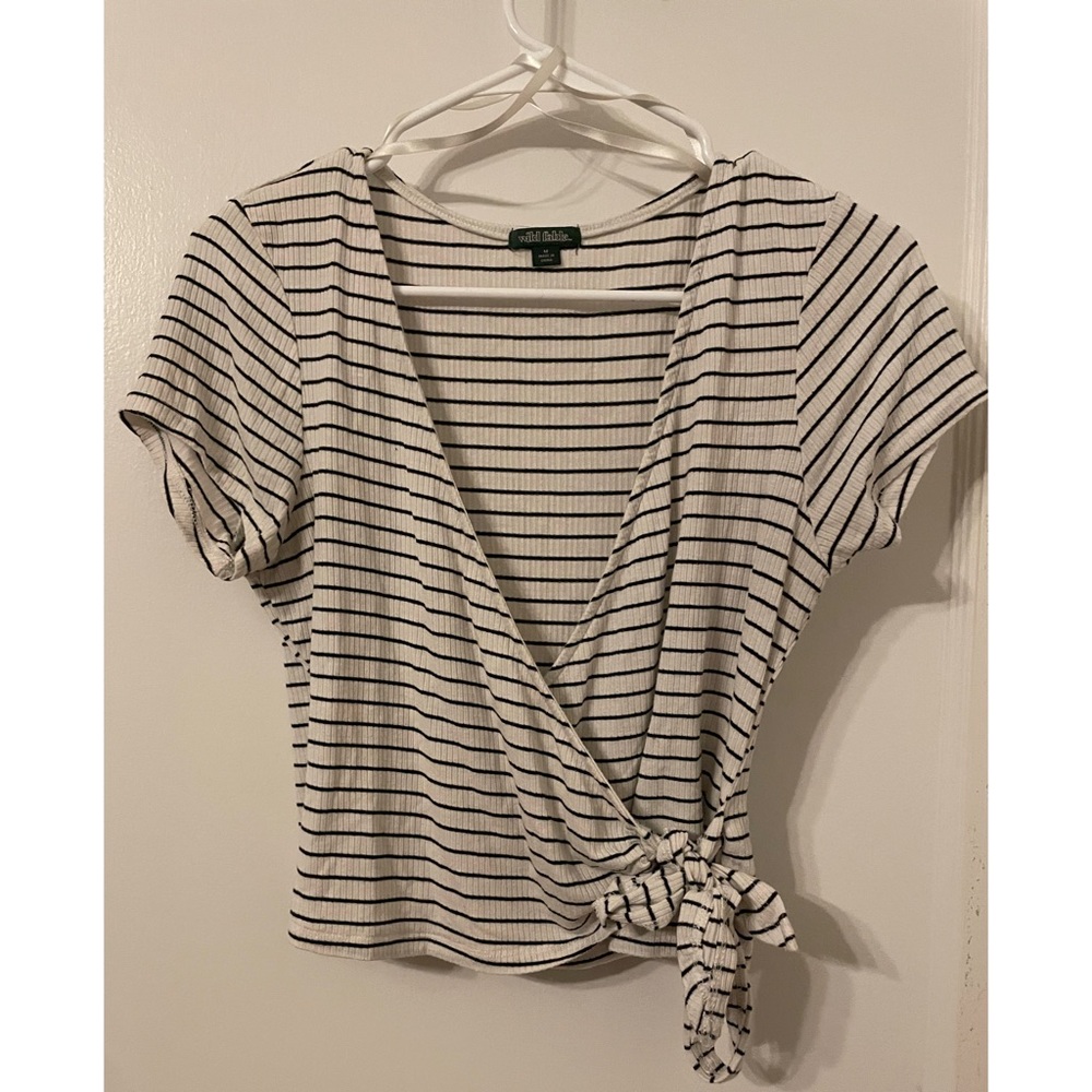 Wild Fable Short Sleeve Tie-Front Black and Soft White Striped Crop Top Size M